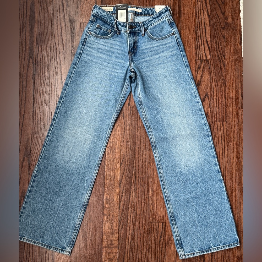 BRAND NEW Levi Low Loose Jeans